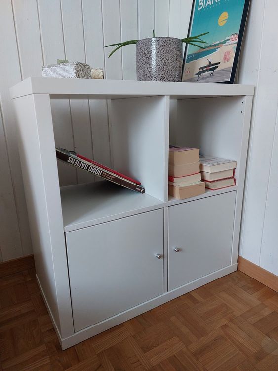 KALLAX Regal mit Türen, weiß, 77x77 cm / IKEA Kaufen auf Ricardo