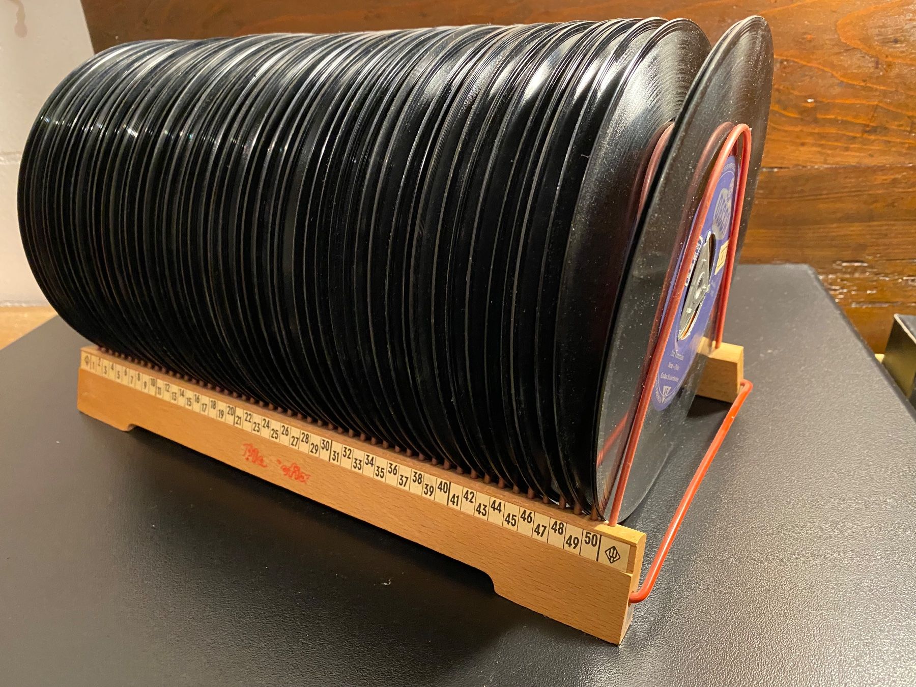 Dischi in vinile: Vintage Plattenständer mit ca. 50 Singles – Usato da Rorbas venduto da tun_m7fz