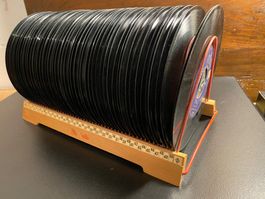 Vintage Plattenständer mit ca. 50 Singles