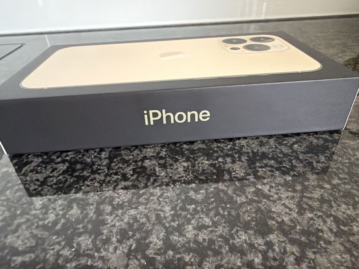Apple Telefoni cellulari / Smartphones: Iphone 13 pro, gold, 128 GB – Usato da Heerbrugg venduto da l.j.s 2