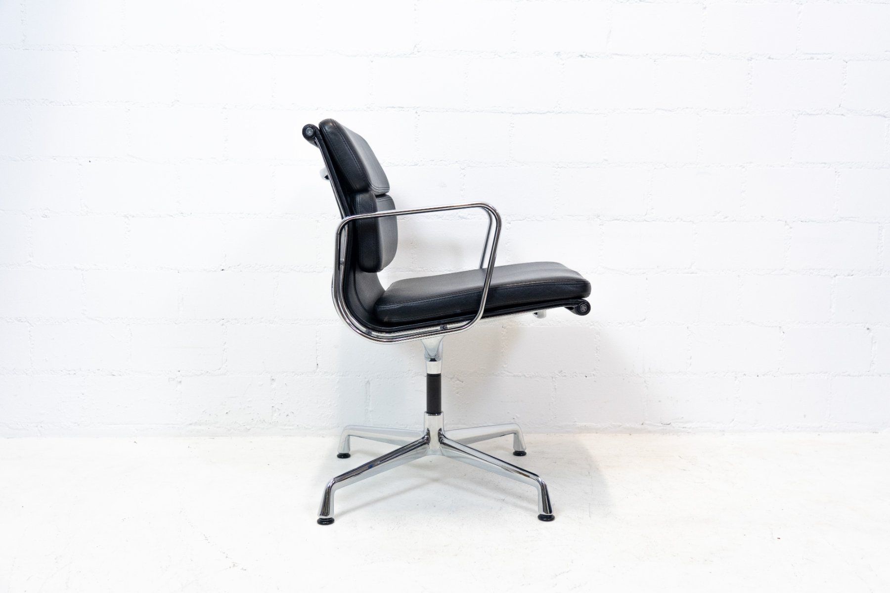 Vitra Sedie: Vitra Eames Aluminium Chair EA 208 Leder Nr. 3 – Usato da Schaffhausen venduto da Studio-Ara 6