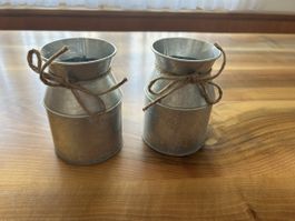 12 Vintage Deko-Milchkännchen aus Metall