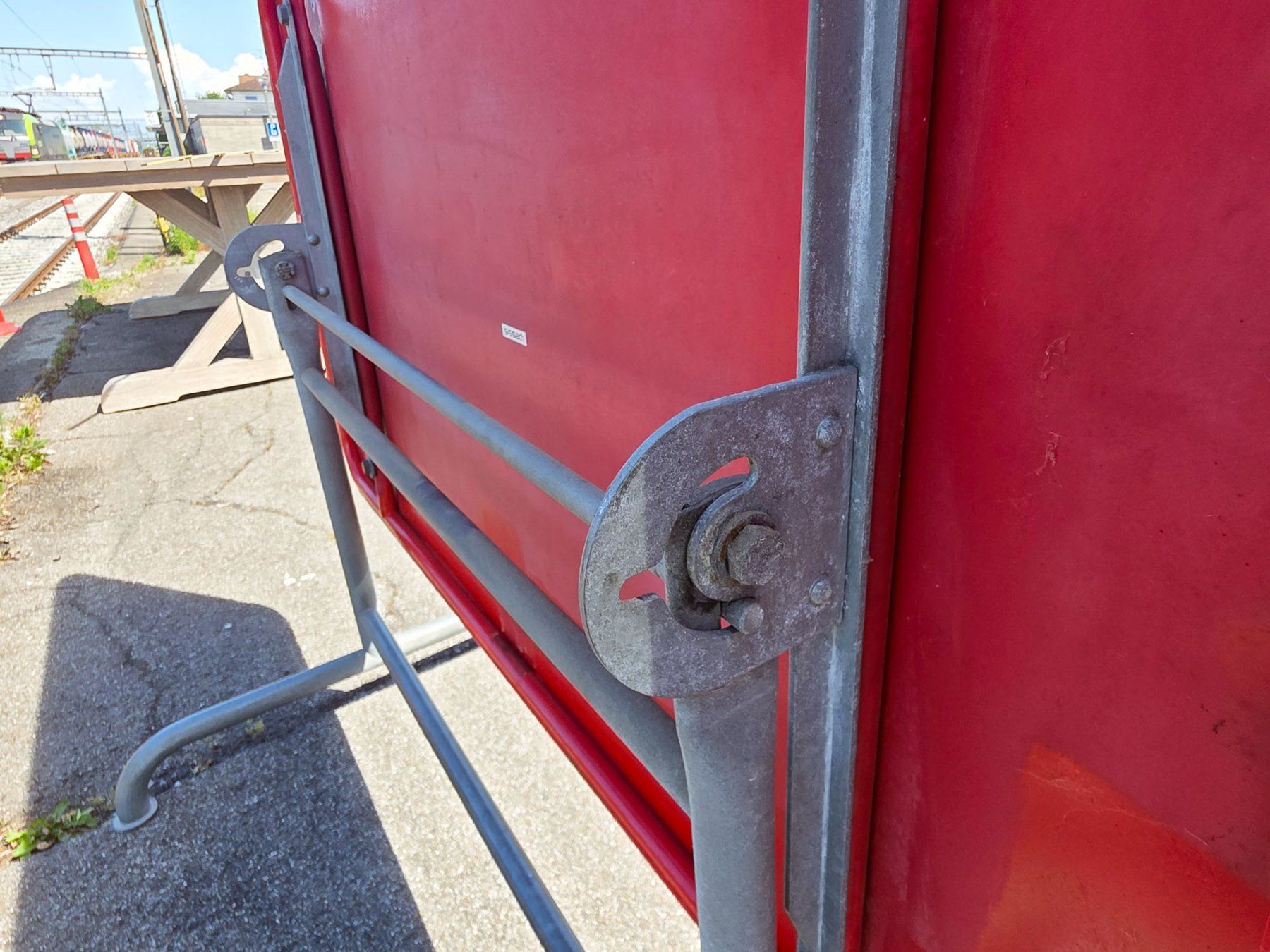 Tavoli: Roter Gartentisch Sissach - klappbar, Metall - Ref. 05/57 – Usato da Au ZH venduto da BrockiAu 3