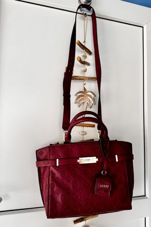 Sac à main Guess rose foncé