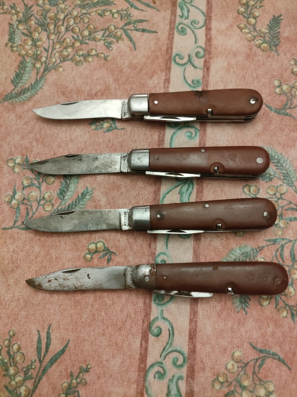 Schweizer Armee Taschenmesser: lot de couteaux Suisses – Gebraucht aus Monthey von ric_x2sl