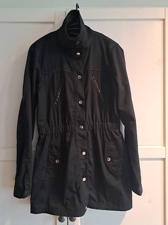 Vero Moda Giacche: Leichte schwarze Stoffjacke in Grösse M – Usato da Schmerikon venduto da Nicole0120
