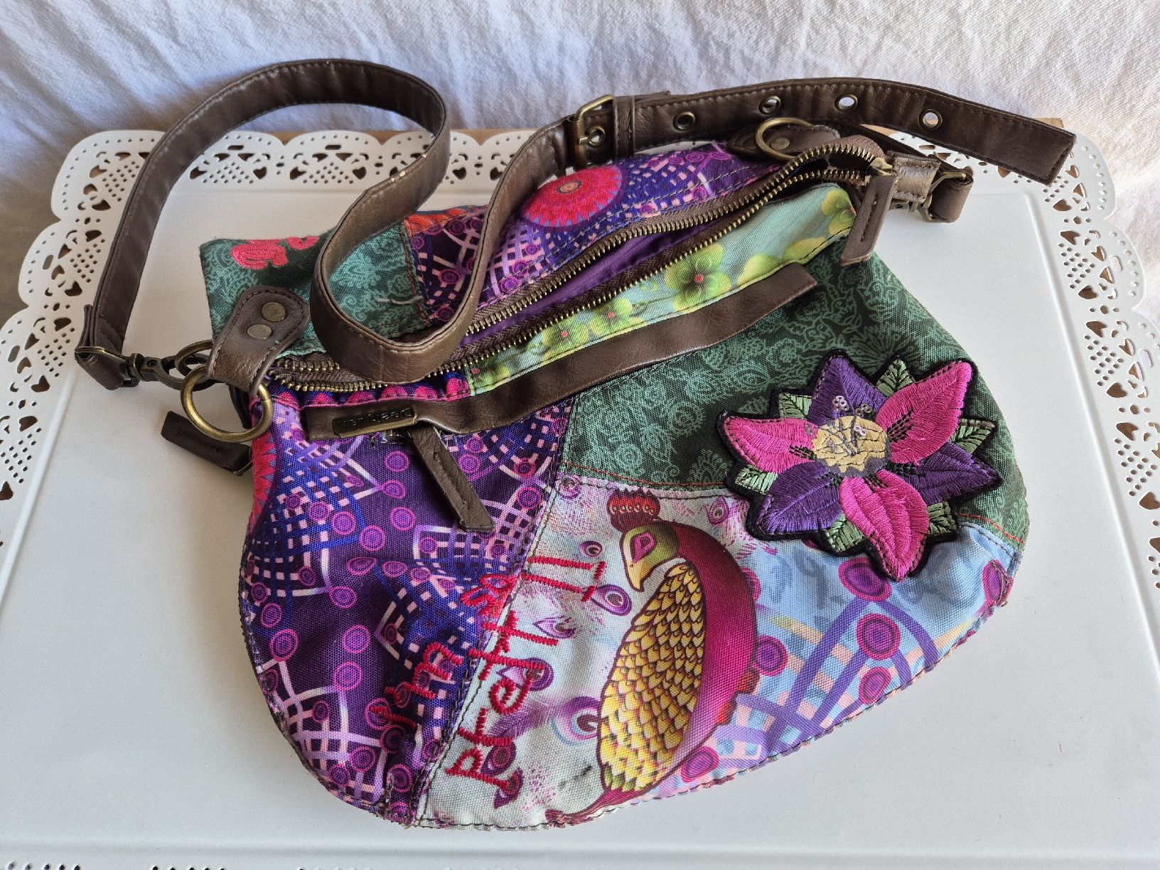 Desigual Taschen für Damen: DESIGUAL Handtasche ca. 28 x 34 cm – Gebraucht aus Herzogenbuchsee von herzchae