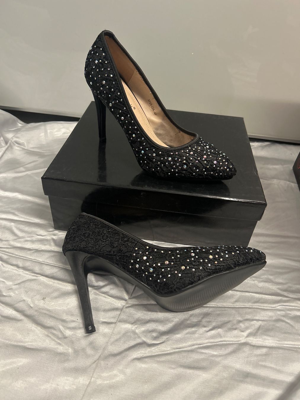 Damenschuhe: High Heel Pumps Spitzen Strass Gr 40 Neu Gratis Versand – Neu und originalverpackt aus Regensdorf von Spyke55