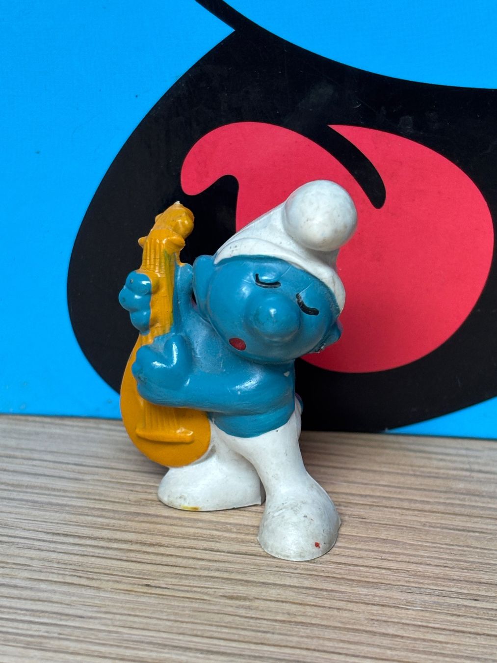 Schleich Statuette: Schlumpf mit gelber Gitarre – Usato da Lyss venduto da Duckszone