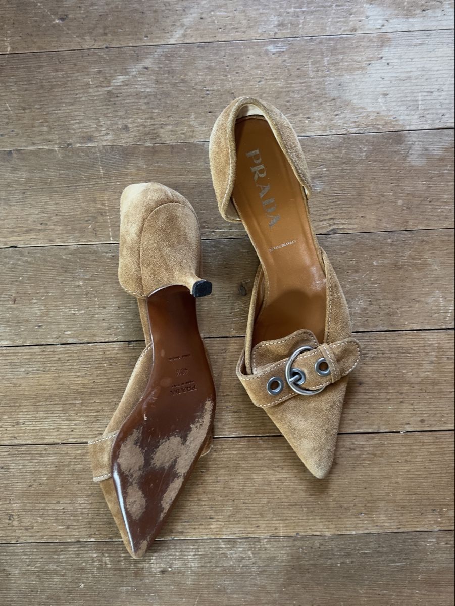 Prada Scarpe da donna: Prada tan suede leather silver buckle kitten heels SS 2002 – Usato da Uster venduto da joe_86jm 1