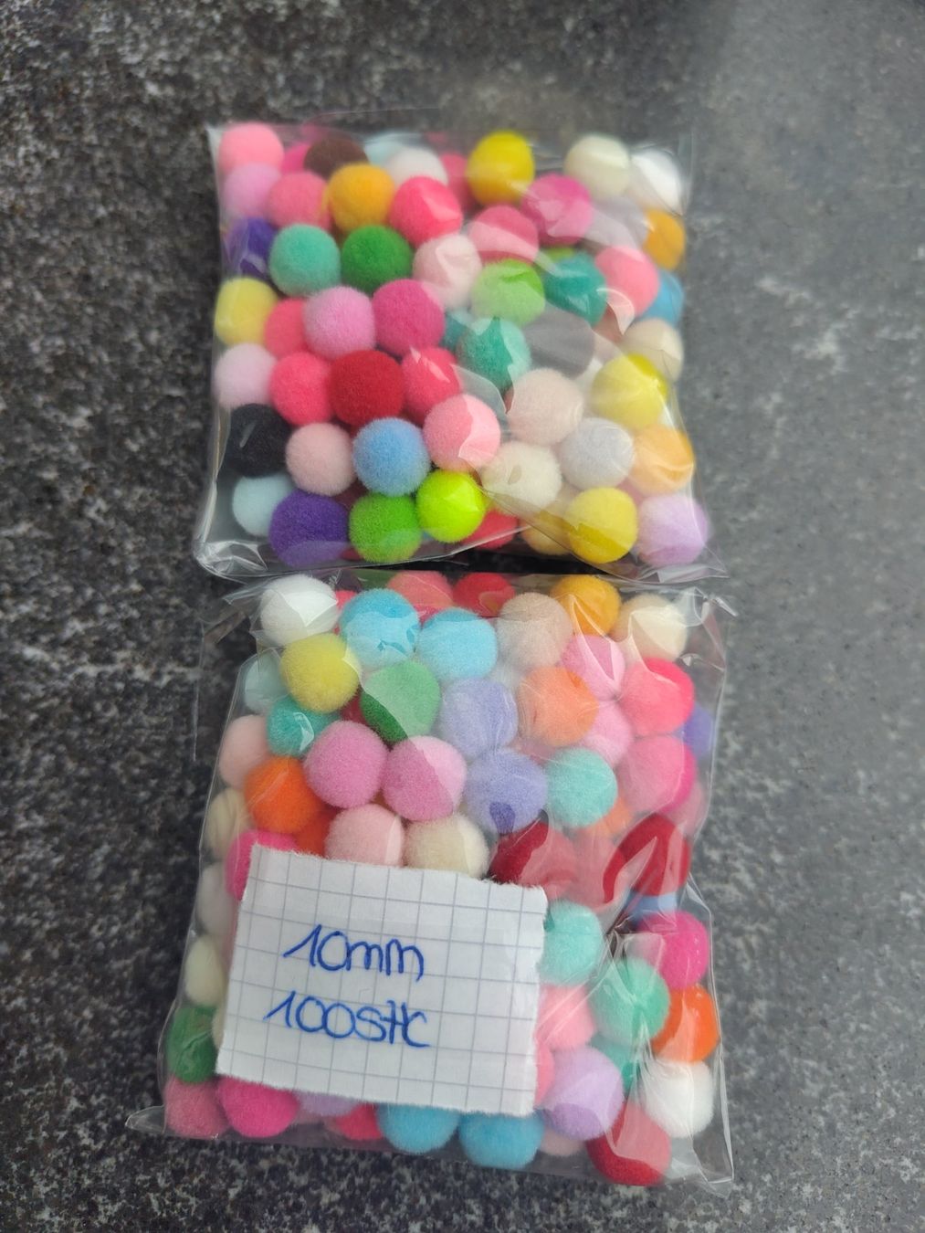 Kit bricolage: 2 Pack Pompoms 100Stk Mix Farben 10mm – Nuovo (secondo la descrizione) da Leuggern venduto da Plumeria1987