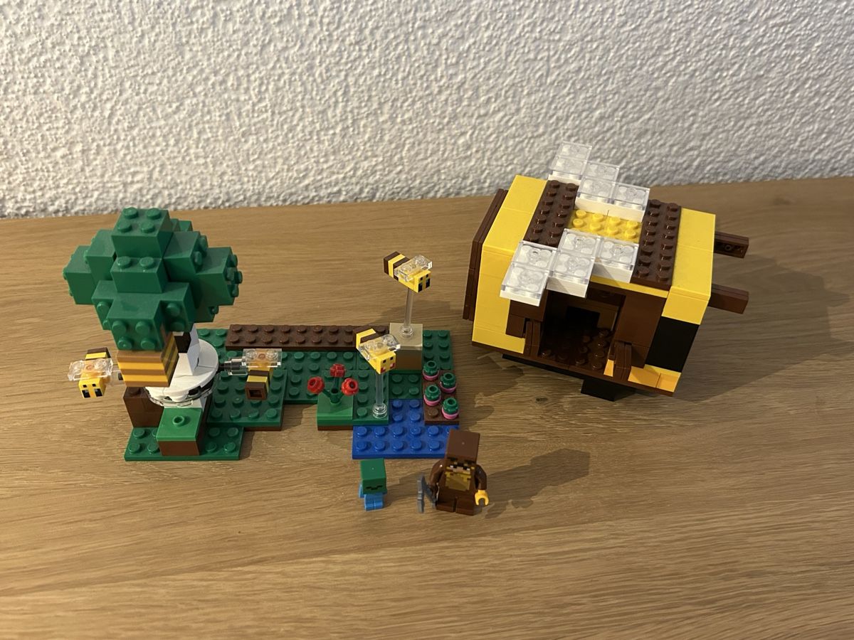 Lego Spielzeuge: Lego Minecraft Das Bienenhäuschen 21241 – Gebraucht aus Naters von Gemschhtte 2