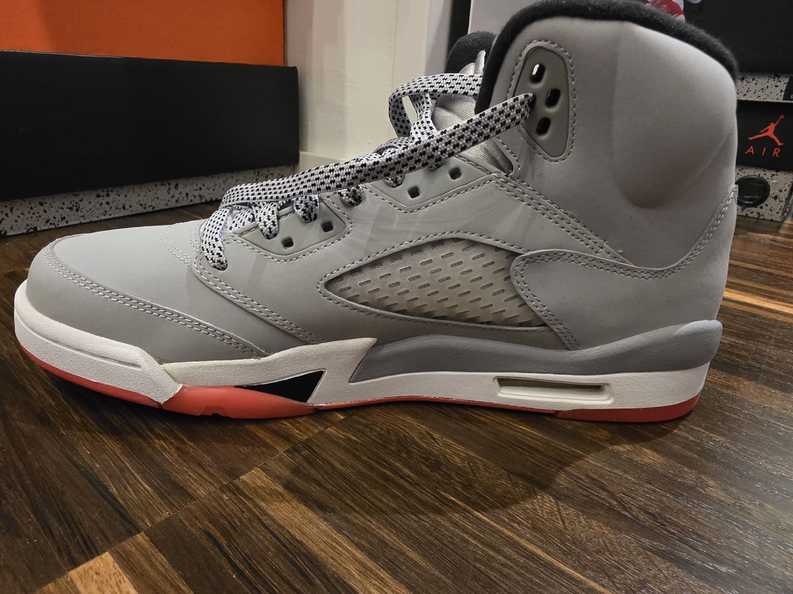 Jordan Scarpe da uomo: Air Jordan 5 Retro, Grösse 42.5 NEU – Nuovo e nell'imballaggio originale da Bülach venduto da Zaimania 1