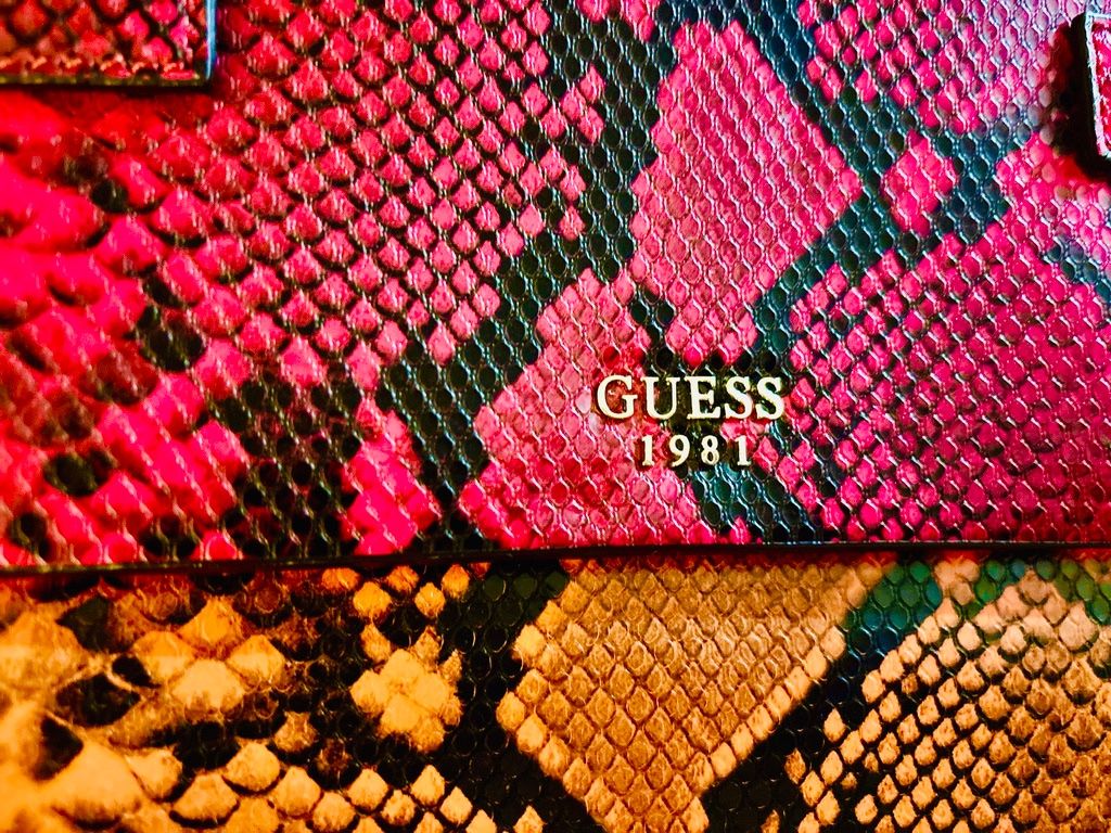 Guess Borse da donna: Mehrfarbige GUESS-Schultertasche - NEU – Nuovo e nell'imballaggio originale da Zurich venduto da MX1000 8