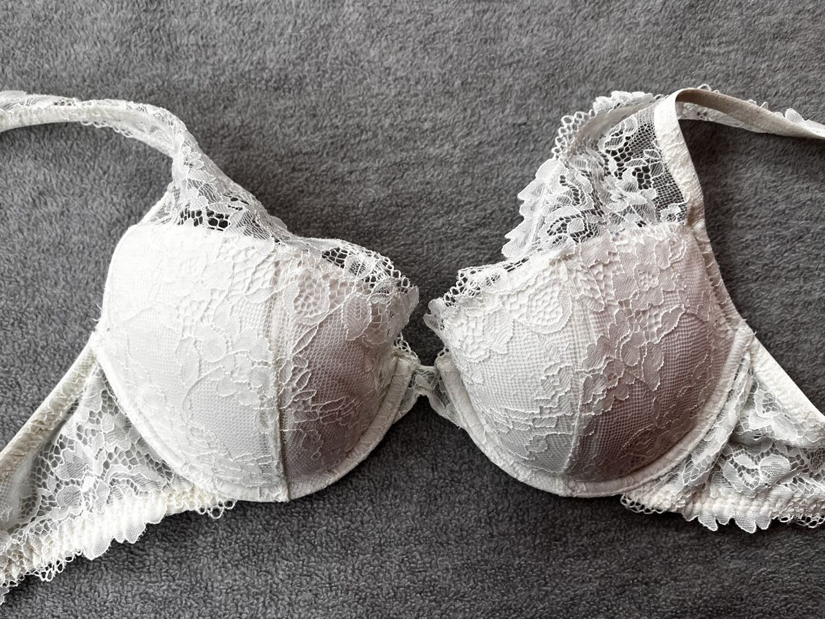 Altra biancheria intima: Ivory Lace Bra - Lightly Used, Size 75B – Usato da Romont FR venduto da cat_j6ww 1