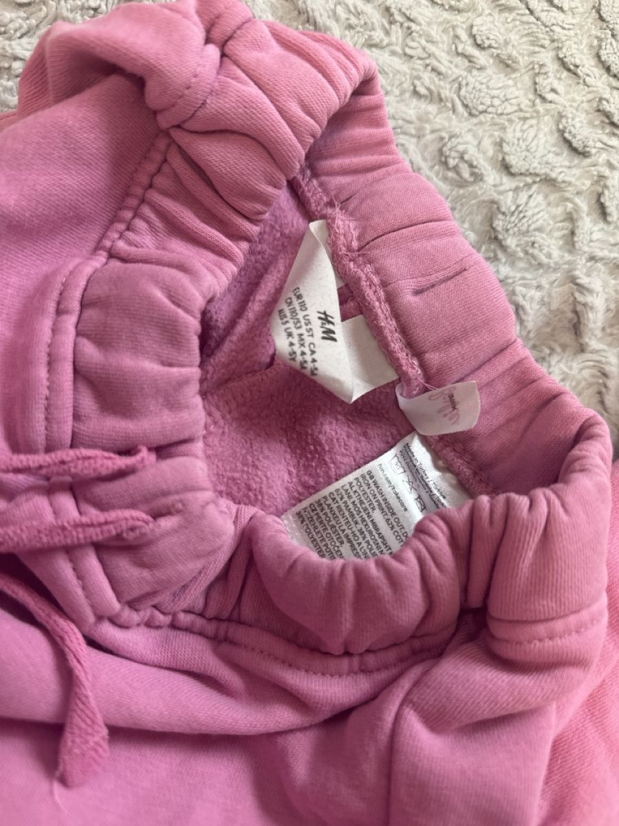 H&M Completi: Rosa H&M Barbie Jogginganzug, Grösse 110 – Usato da Zürich venduto da Krikri21 4