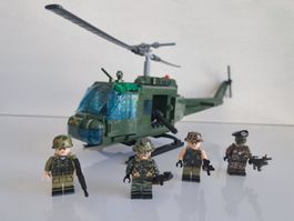 Bricks Vietnam War Uh-1 Huey & 4 Minifigures