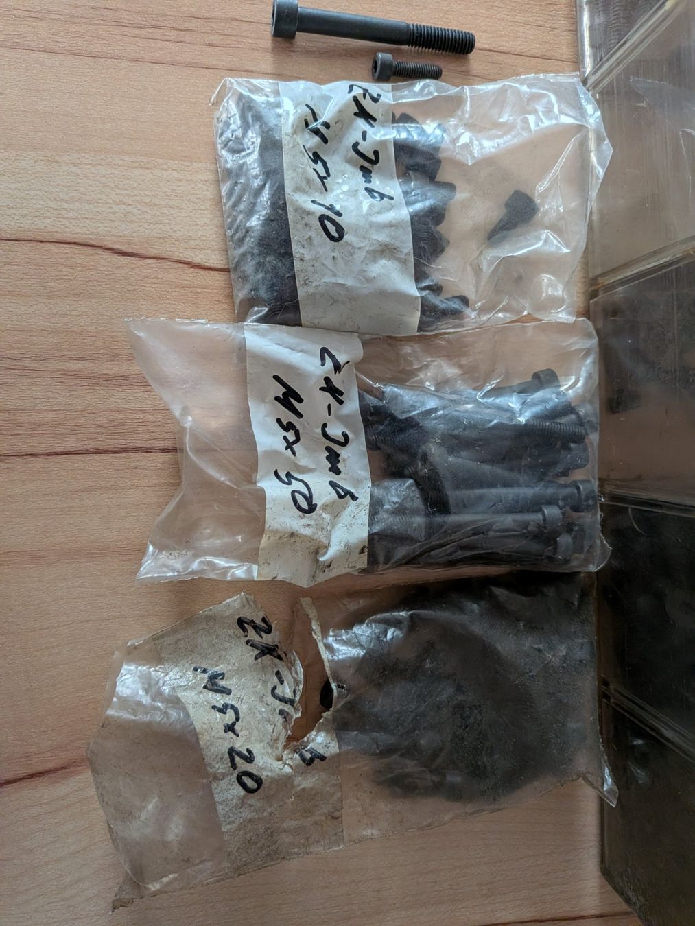 Tutti gli attrezzi: dvierse schwarze Inbusschrauben – Usato da Wiezikon b.Sirnach venduto da Bb7 1