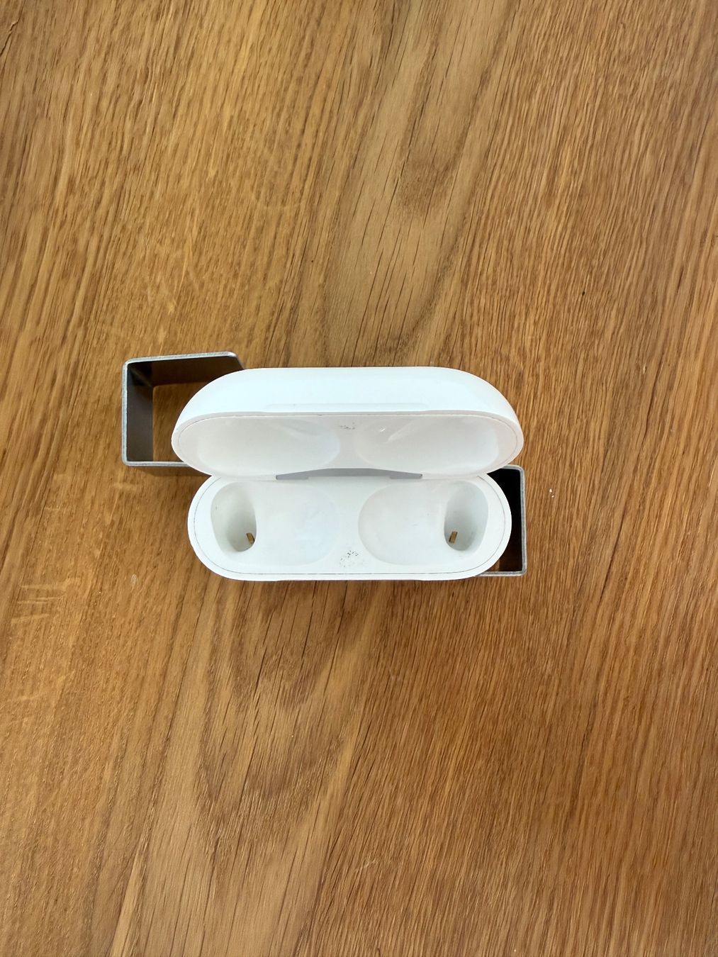 Apple Cuffie: APPLE AirPods Pro 2 Charging Case – Usato da Lausanne venduto da Nine1982 1