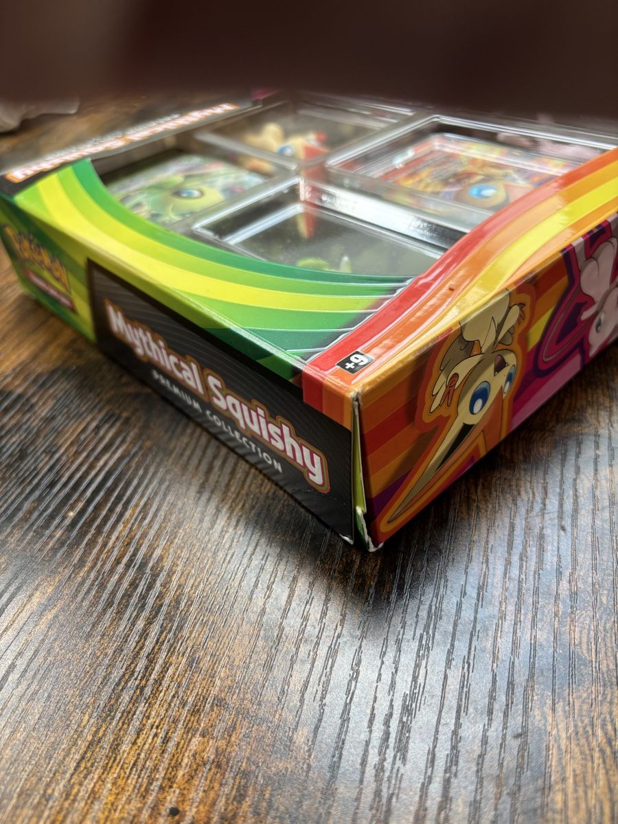 Pokémon Carte collezionabili: Pokemon Mythical Squishy Premium Collection Box – Nuovo e nell'imballaggio originale da Wangen b. Olten venduto da MimiMiim 4