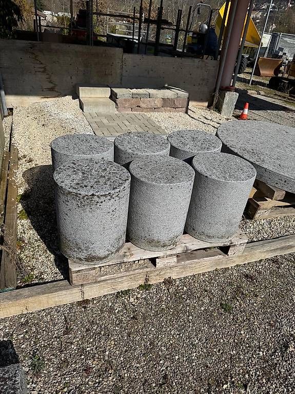 Set di tavolo e panche: Steintisch mit Sitzhocker aus Tessiner Granit – Usato da Aesch BL venduto da strawberry. 1