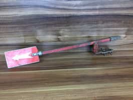 Alte gebrauchte Winkkelle mit Halterung zu Oldtimer