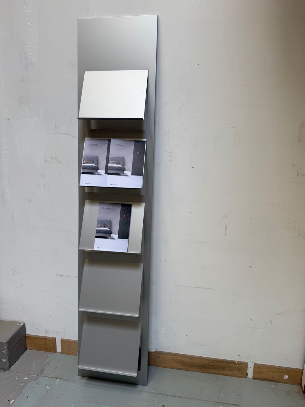 Altro in Decorazioni & Accessori: Prospekthalter Aluminium mit Wandmontage – Usato da Winterthur venduto da Schlafpunkt 2