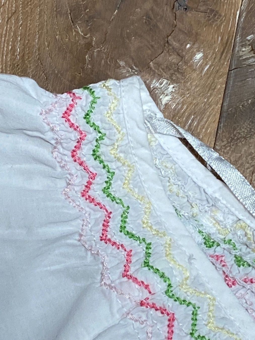 H&M Camicette, T-shirt & Top: Joli top blanc avec broderies 'H&M' – Usato da Grund b. Gstaad venduto da PlageNeige 3
