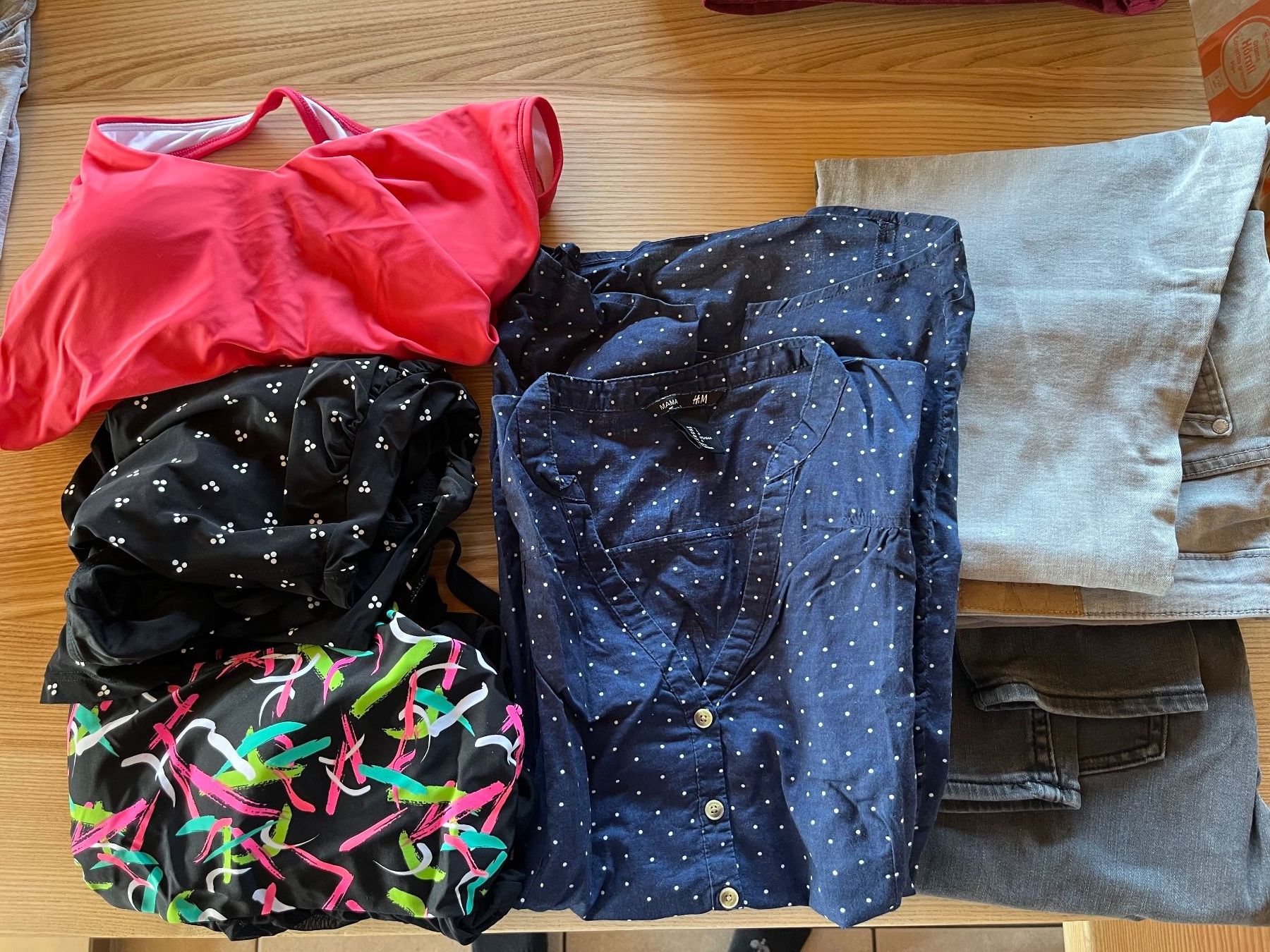 Lotti di vestiti: Umstandsmode Gr. L, Bademode, Bluse, Hosen – Usato da Fahrni b. Thun venduto da stafa02
