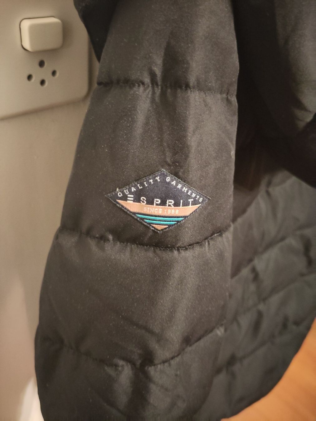 Esprit Giacche: Schwarze Winterjacke von Esprit Grösse M – Usato da Stans venduto da Maesi0 1