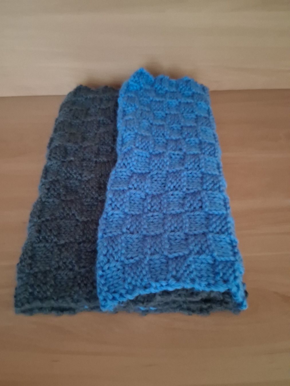 Foulard & Sciarpe: Sciarpa in lana lavorata a mano. – Usato da Lugano venduto da pos_dg9p