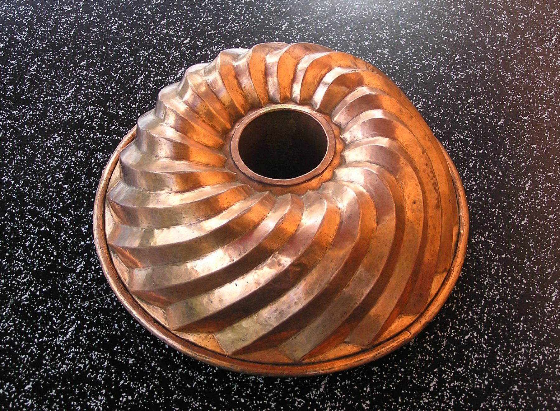 Teglie da forno: ANTIKE BACKFORM GUGELHOPFFORM KUPFER – Usato da Grenchen venduto da Antique-hunter 3