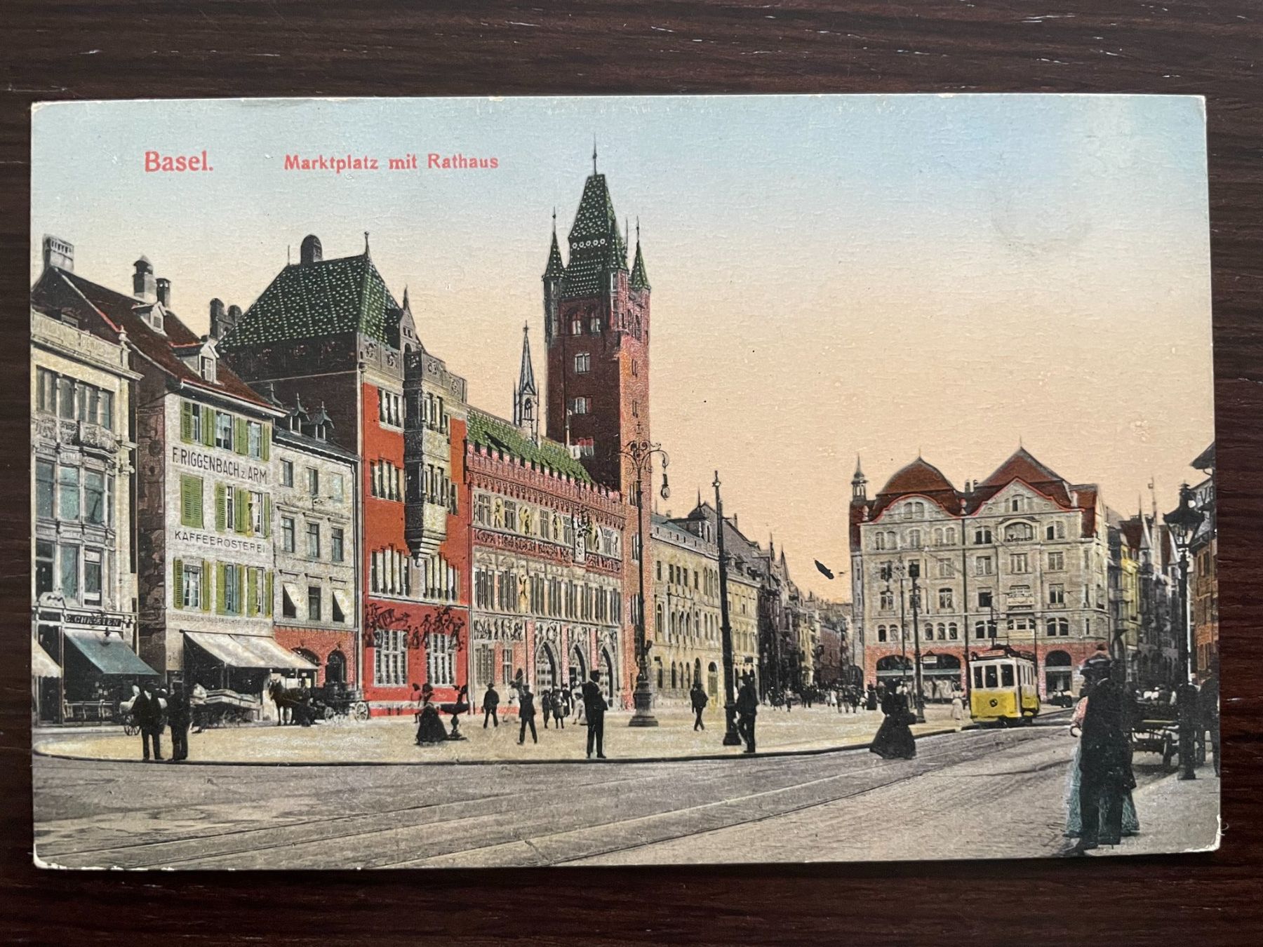 Cartoline postali: BASEL Marktplatz mit Rathaus belebt, Tram / Strassenbahn – Usato da Wald ZH venduto da TLILEF
