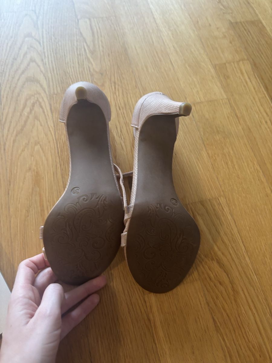 Damenschuhe: Sandalen mit Absatz, ungetragen, 38 – Neu (gemäss Beschreibung) aus Oftringen von violetta9 1