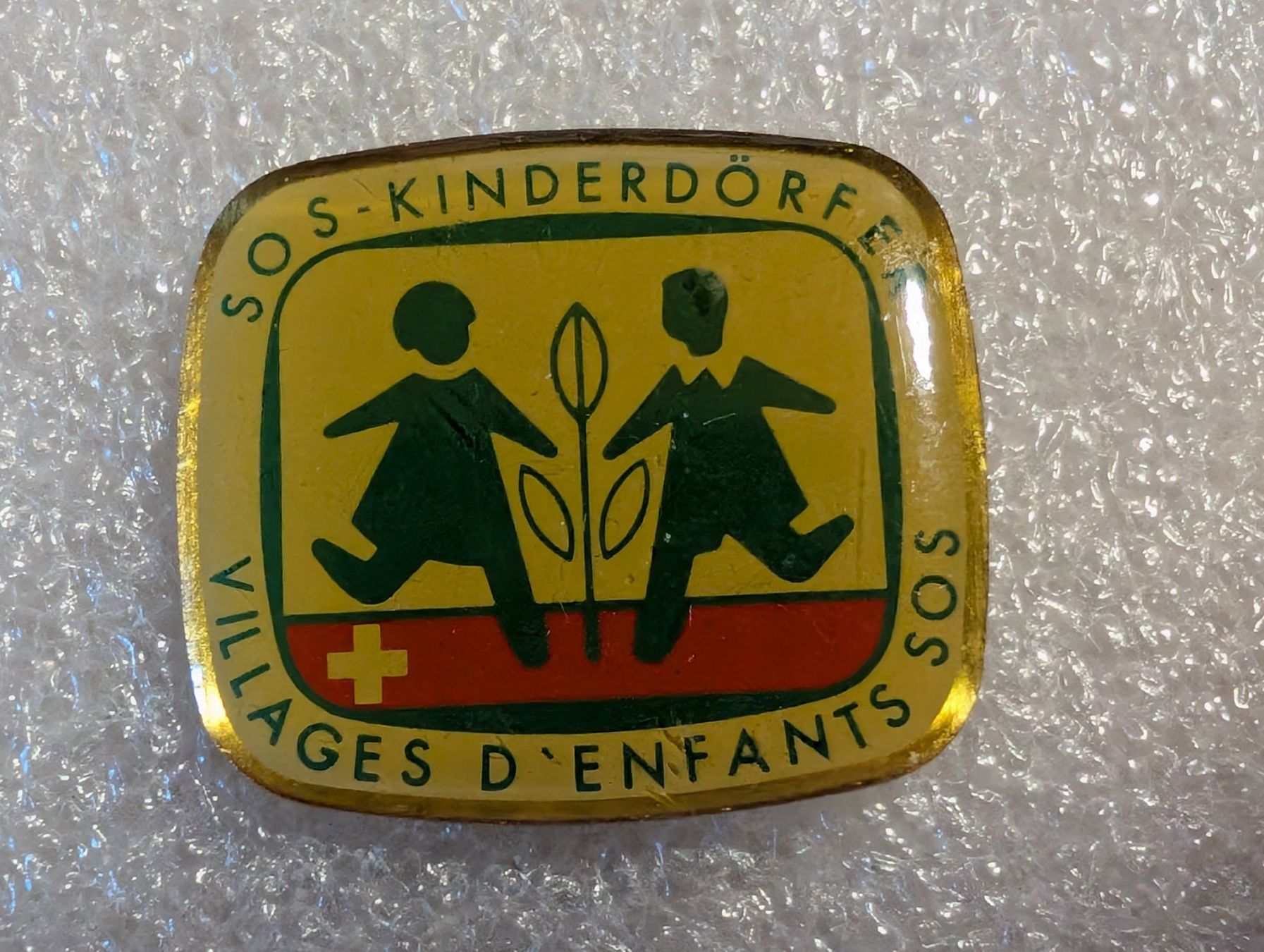 Placchette & Badge: Ansteckpin 276: SOS Kinderdörfer – Usato da Oppligen venduto da Pin-Fall-Shop