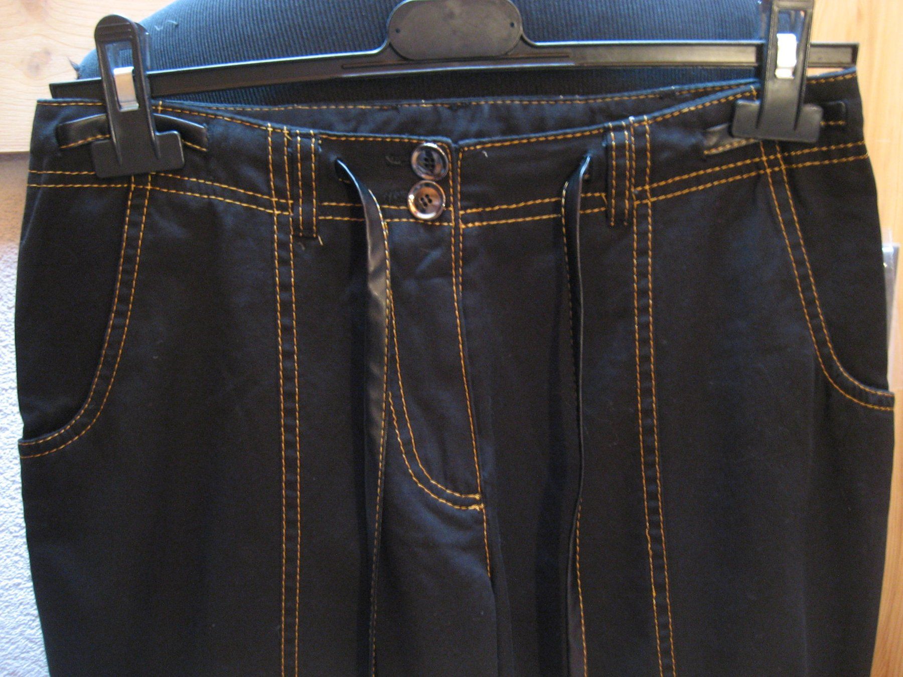 Pantaloni: Pantalon Tuzzi taille 36, neuf – Nuovo e nell'imballaggio originale da Delémont venduto da marryb 1