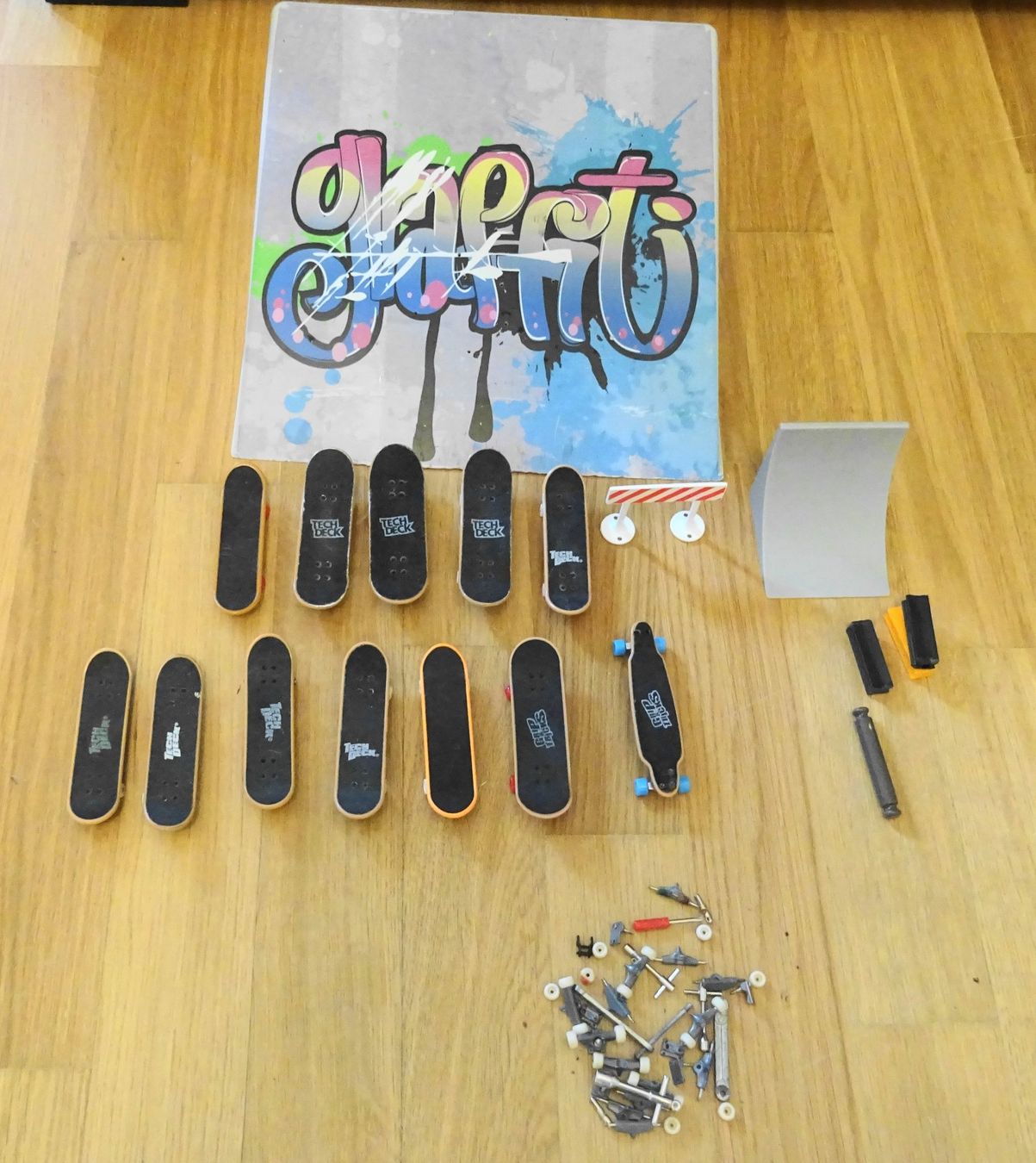 Spielzeuge: 12 er Fingerboard Set Tech Deck Revell + Rampe – Gebraucht aus Zürich von Connie8