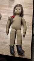 Stoffpuppe mit braunen Haaren akzeptabler Zustand