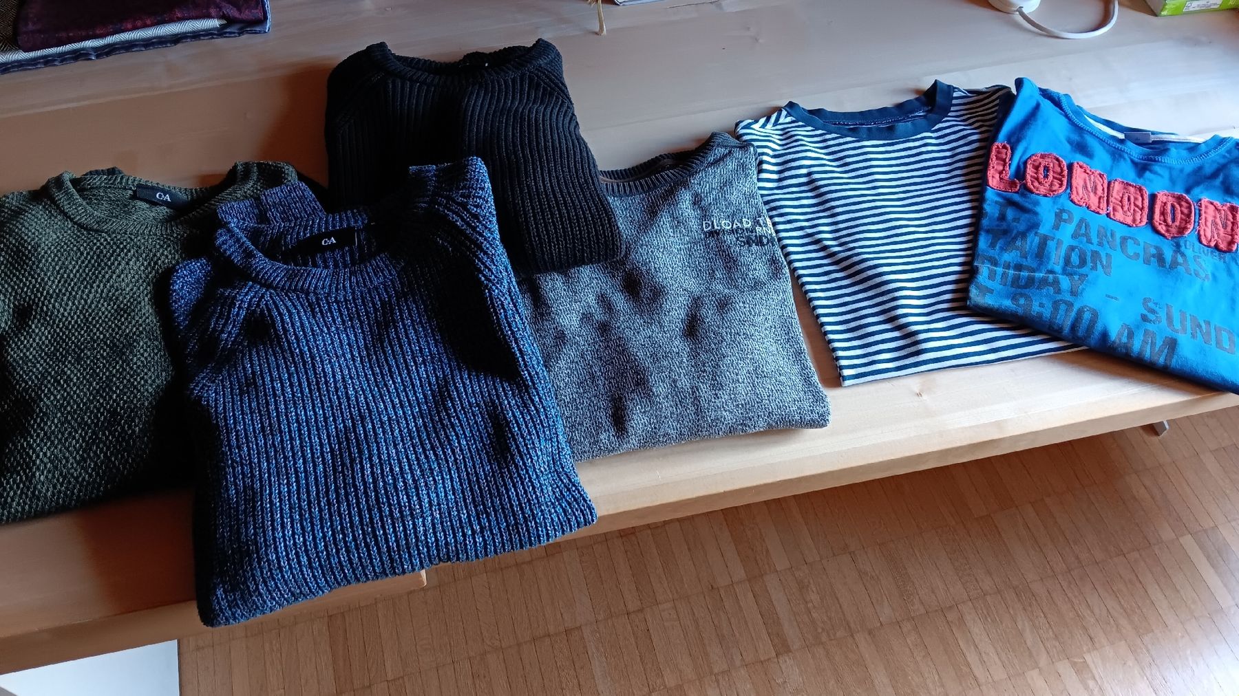 C&A Lotti & Set di vestiti: Jungenkleider 4 Pullover + 2 T-Shirts C&A, S. Oliver, H&M – Usato da Chur venduto da chr_b2cn