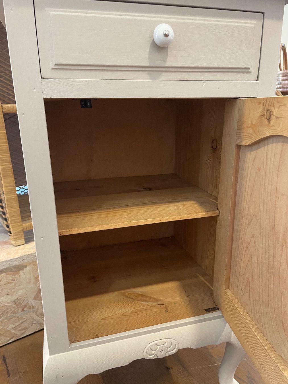 Comodini: Nachttisch hellgrau im Shabby Chic – Usato da Sirnach venduto da dasrosahaus 2