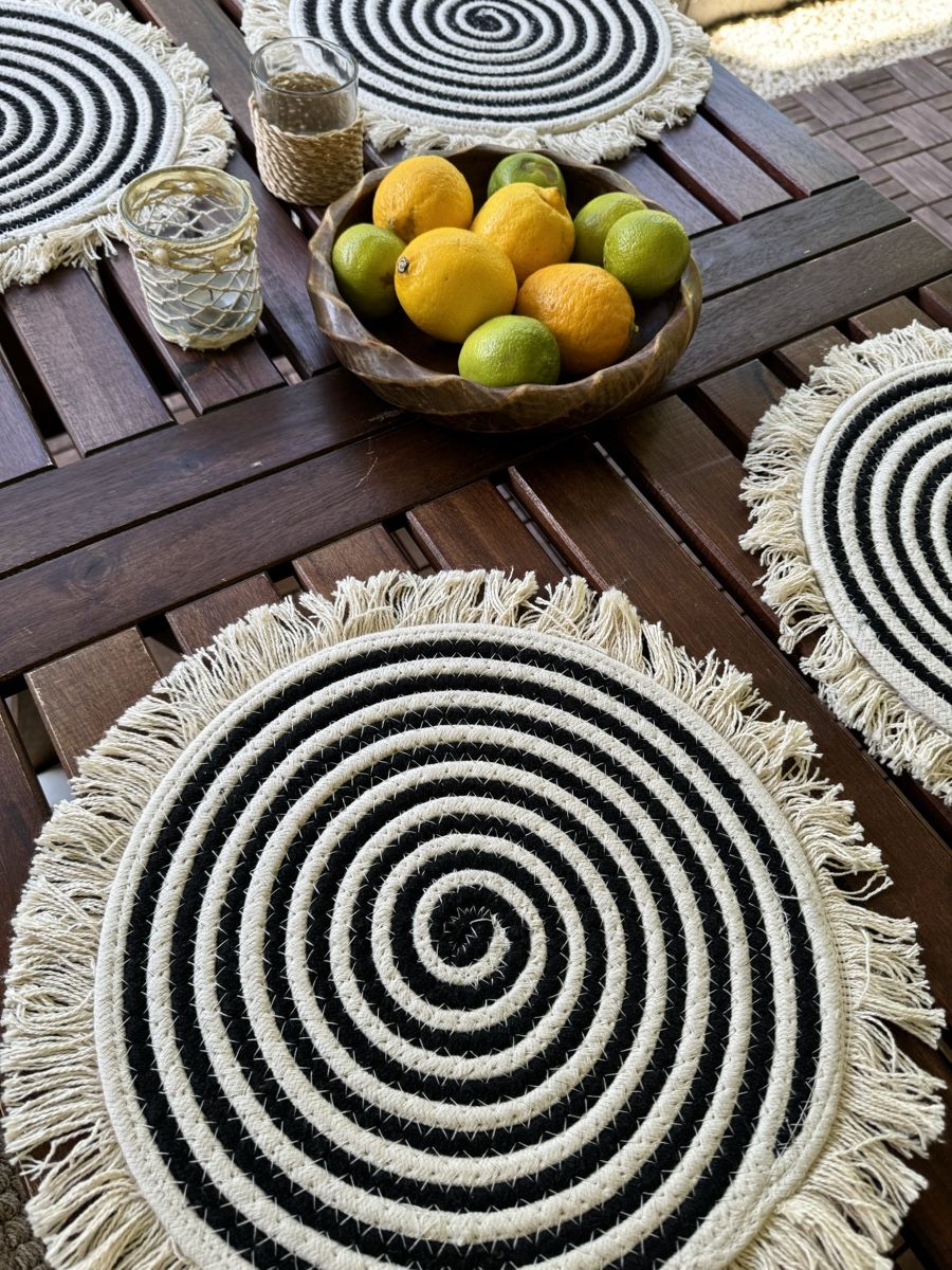 Set di tavolo e panche: 4 Stück Tischset für 40fr. – Nuovo (secondo la descrizione) da Zürich venduto da Ekaterinek