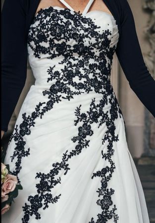 Hochzeitskleid Ivory mit schwarzer Spitze