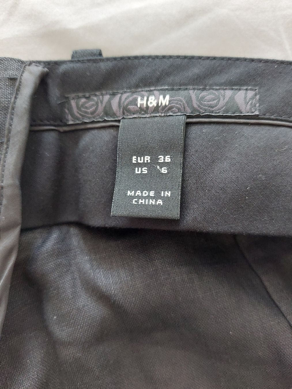 H&M Pantaloni: Bermuda Hose Leinen, Schwarz Gr. 36 – Usato da Thun venduto da Alexanna 4