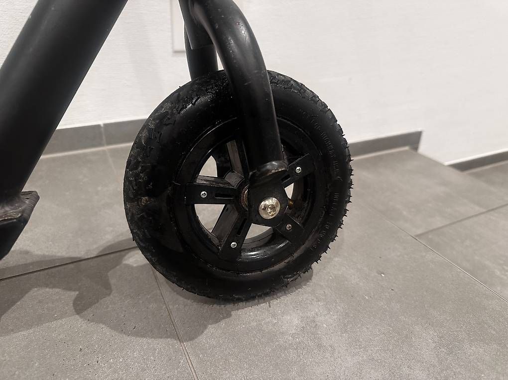 Kickboard: Micro scooter schwarz – Usato da Hausen am Albis venduto da ysgem 1