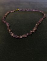 Halskette mit violetten Steinen