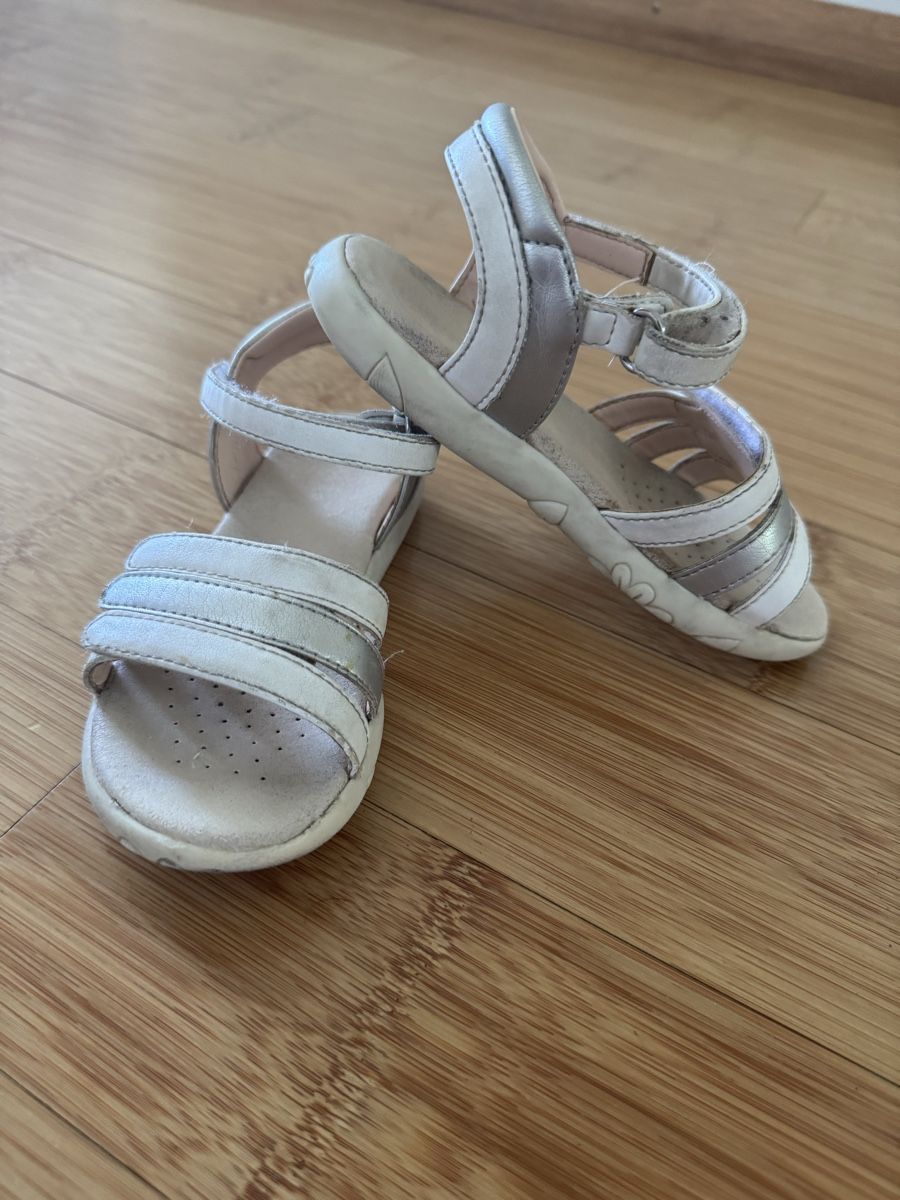 Geox Scarpe per ragazze: Geox Metallic Silver & White Leather Sandals – Usato da Pully venduto da kat_2rwv 2