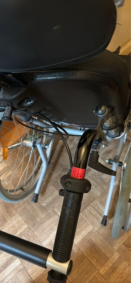 Lettini & sedie per cosmetici: Fauteuil roulant médical  – Usato da Cressier NE venduto da Pfeutpfeut 2