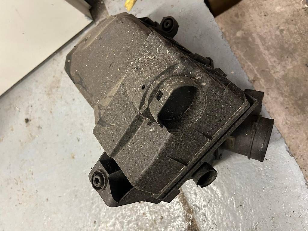 Tutti pezzi di ricambio auto: 1.8t Luftfilterkasten – Usato da Engwilen venduto da Marco959