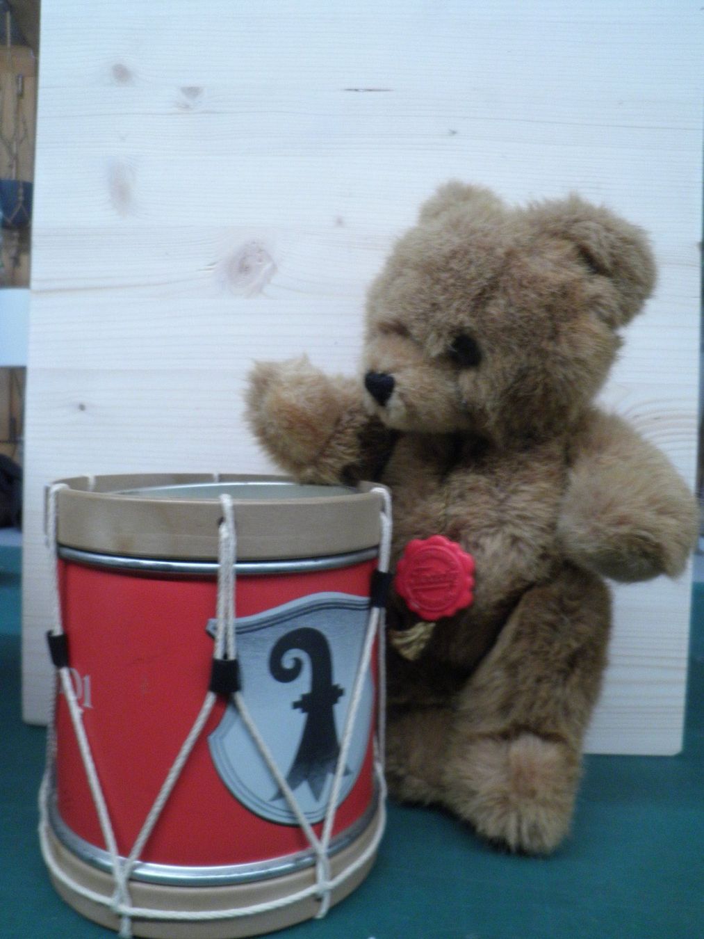 Teddy Hermann Spielzeuge: Kuscheliger Hermann-Teddy mit Basler-Trommel – Gebraucht aus Rohrbach von chri2009 1