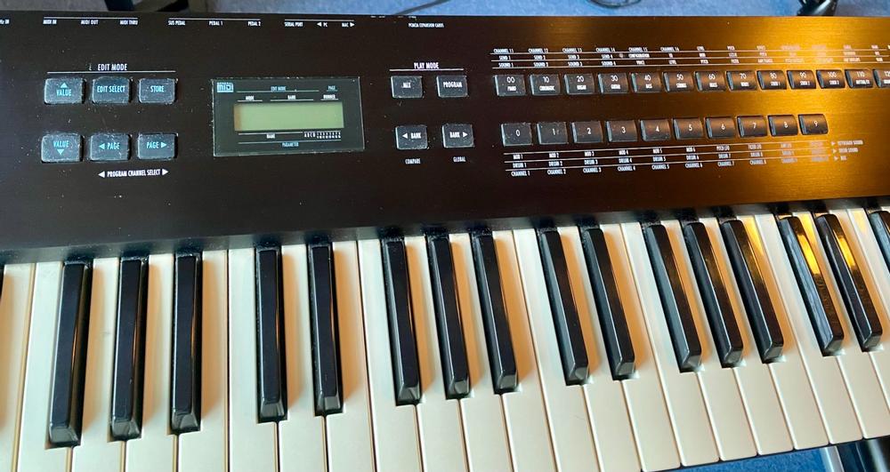 Alesis QS8  Vintage Synth Explorer